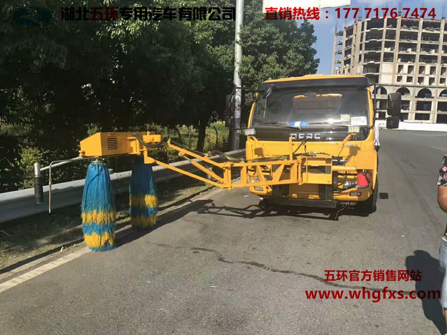  東風(fēng) 中型 高速護(hù)欄清洗車